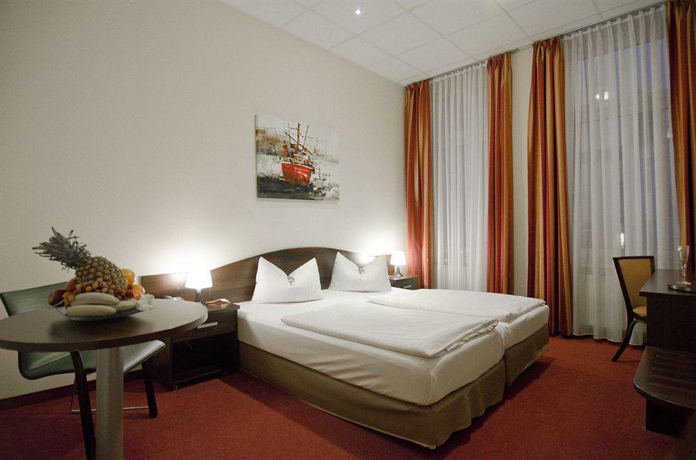 Hotel Polo Am Zob Hamburg-Harburg Buitenkant foto