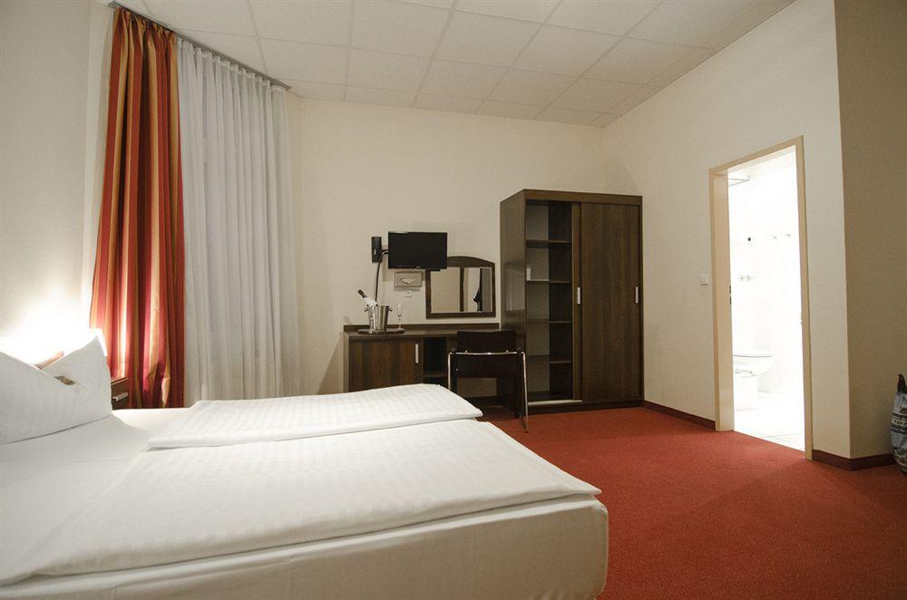 Hotel Polo Am Zob Hamburg-Harburg Buitenkant foto