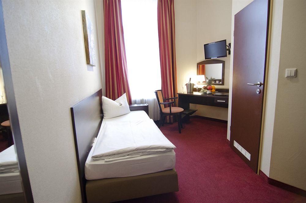 Hotel Polo Am Zob Hamburg-Harburg Buitenkant foto