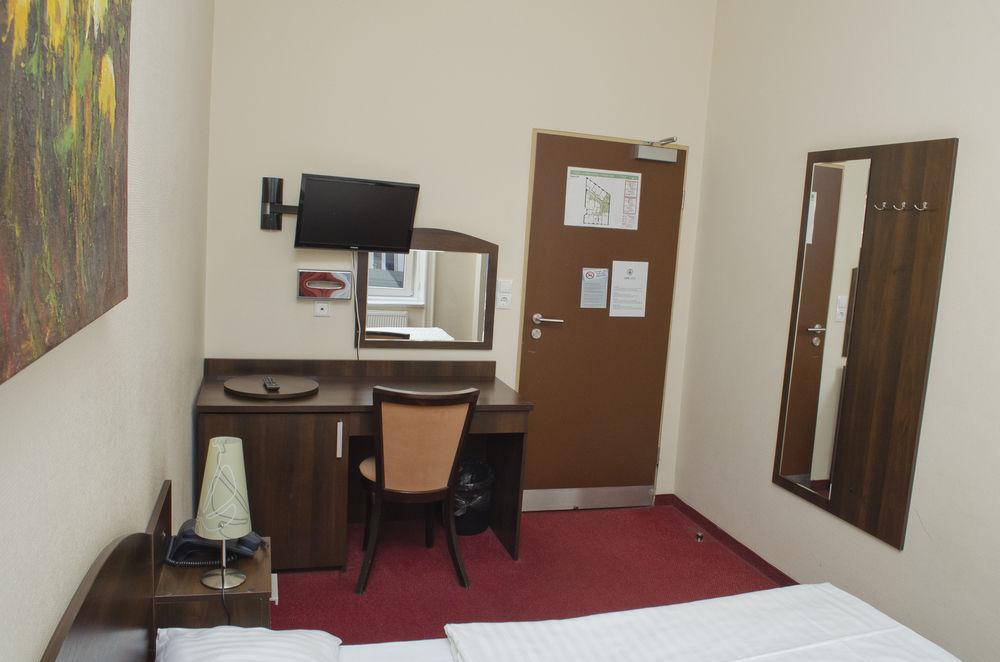 Hotel Polo Am Zob Hamburg-Harburg Buitenkant foto