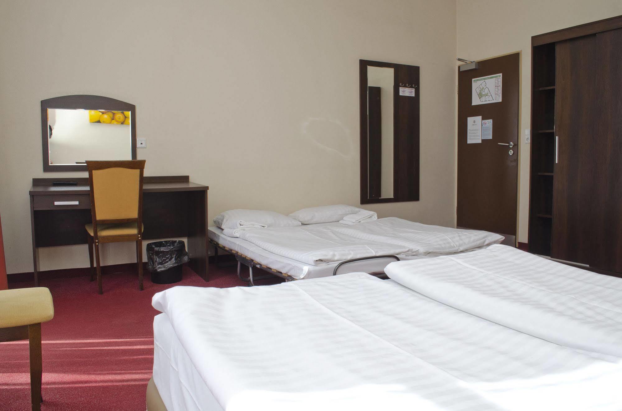 Hotel Polo Am Zob Hamburg-Harburg Buitenkant foto