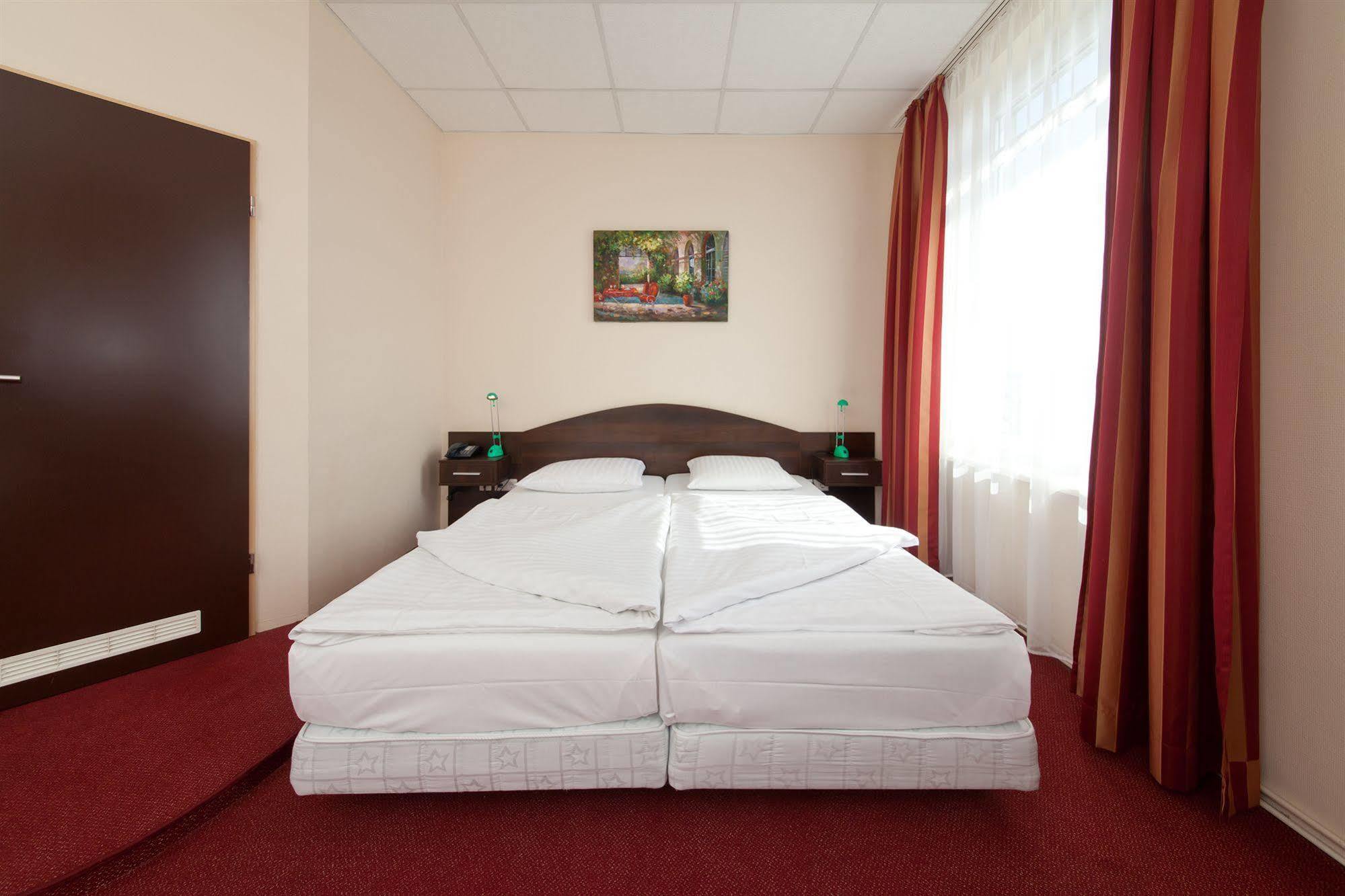 Hotel Polo Am Zob Hamburg-Harburg Buitenkant foto